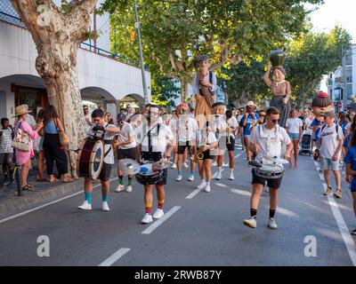 Ein Straßenfest in der Stadt Cadaques in Katalonien, Spanien. Stockfoto