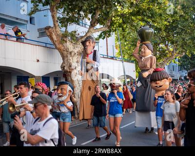 Ein Straßenfest in der Stadt Cadaques in Katalonien, Spanien. Stockfoto