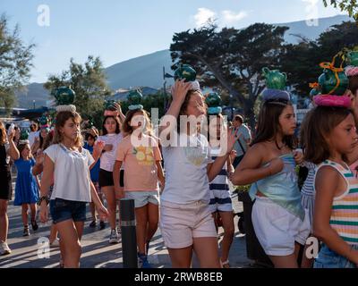 Ein Straßenfest in der Stadt Cadaques in Katalonien, Spanien. Stockfoto