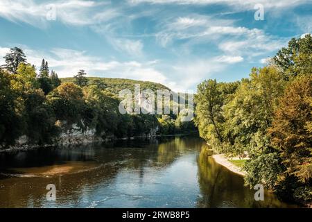 Pinsac, Dordogne, Frankreich - 16. September 2023: Das Schloss de la Treyne wurde 1352 als Festung erbaut und steht am Ufer der Dordogne in Frankreich Stockfoto