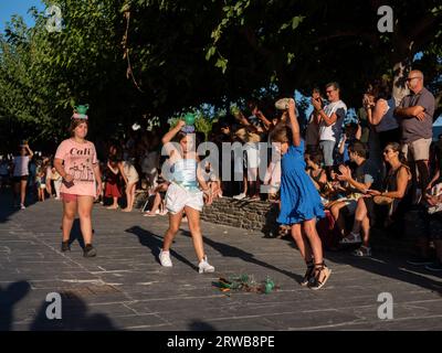 Ein Straßenfest in der Stadt Cadaques in Katalonien, Spanien. Stockfoto