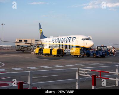 Ein Flugzeug von Ryanair, das auf der Landebahn des irischen Flughafens Dublin geparkt ist. Stockfoto