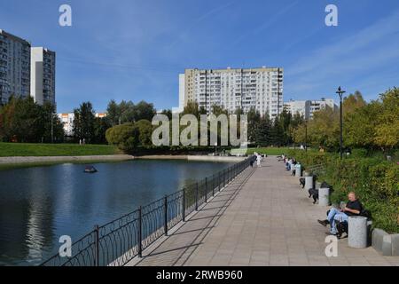 Moskau, Russland – 17. September. 2023. Böschung des Michailowski-Teichs in Zelenograd Stockfoto