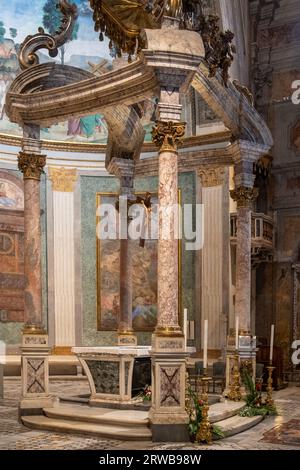 17. November 2022 in Rom, Italien: Inneres der Basilika des Heiligen Kreuzes in Jerusalem Stockfoto