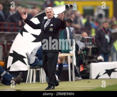 Aktenfoto vom 11.03.2003 von Newcastle United, Bobby Robson, beobachtet die Leistung seiner Teams gegen Inter Millan. Newcastle kehrt am Dienstagabend zum ersten Mal seit zwei Jahrzehnten in die Champions League zurück. Ausgabedatum: Montag, 18. September 2023. Stockfoto