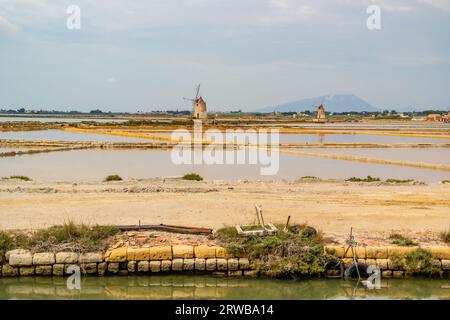 Blick über die Salinen von Marsala mit seinen Windmühlen, Sizilien, Italien Stockfoto