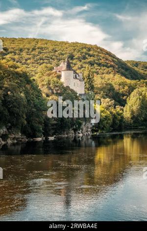 Pinsac, Dordogne, Frankreich - 16. September 2023: Das Schloss de la Treyne wurde 1352 als Festung erbaut und steht am Ufer der Dordogne in Frankreich Stockfoto