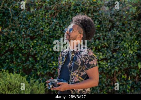 Nahaufnahme eines jungen Mannes, der draußen steht Stockfoto