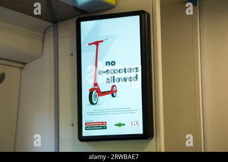 LCD-Bildschirm-Schild auf einem Südzug mit Informationen über E-Roller und E-Bike / E-Bike / E-Bike und andere elektrische Fahrräder und Roller. UK. (135) Stockfoto