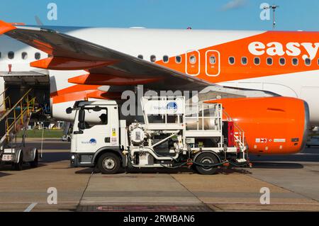 Betankung des Airbus A319-111 mit der Nummer G-EZBF, betrieben von Easyjet-Betankungssystemen vom unterirdischen Tank auf der Schürze am Flughafen Gatwick, London. UK. (135) Stockfoto