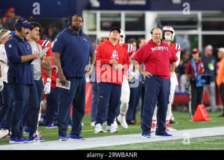 Foxborough, MA, USA. September 2023. MA, USA; New England Patriots-Cheftrainer Bill Belichick und New England Patriots-Offensive-Line-Trainer Adrian Klemm schauen während des NFL-Spiels zwischen Miami Dolphins und New England Patriots in Foxborough, MA. Anthony Nesmith/CSM/Alamy Live News Stockfoto