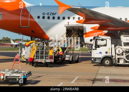 Airbus Airbus A319-111 Flugzeug, Nummer G-EZBF, von Easyjet betrieben, lädt Gepäck / Gepäck auf oder entlädt sich auf dem Vorsprung am Flughafen Gatwick, London. UK. (135) Stockfoto