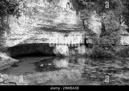 Schwarz-weiß-Foto der Quelle des Flusses Douix in Chatillon Sur seine, Frankreich. Stockfoto