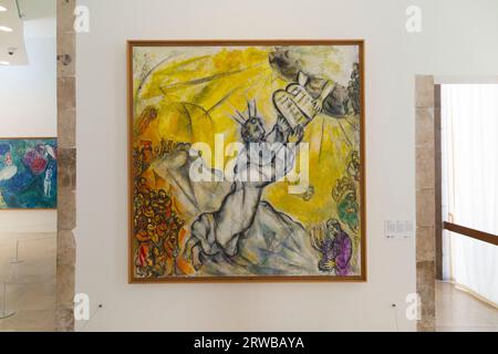 Marc Chagalls Gemälde „Mose recevant les tables de la loi“ (Moses erhält die Gesetzestafeln) ist im Musée National Marc Chagall in Nizza zu sehen. Frankreich. (135) Stockfoto