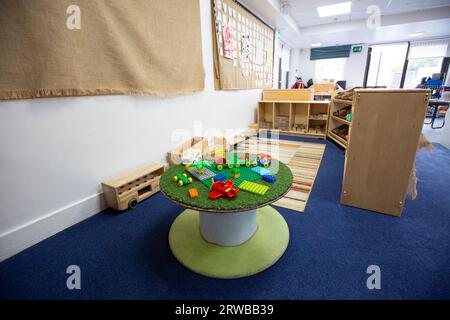 Kinderkrippe-Szene für Kinder im Grundschulalter mit vielen Aktivitäten für Kinder. Stockfoto