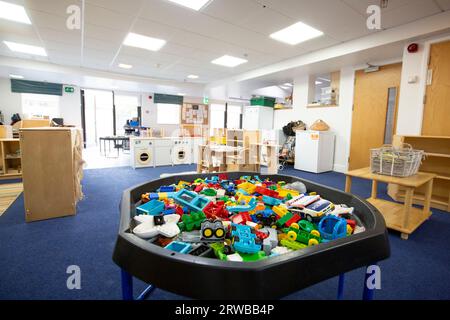 Kinderkrippe-Szene für Kinder im Grundschulalter mit vielen Aktivitäten für Kinder. Stockfoto