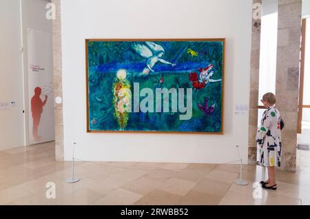 Touristen/Besucher sehen Marc Chagalls Gemälde „Adam et ère Chassés du Paradis“ im Musée National Marc Chagal. Schön. Frankreich. (135) Stockfoto