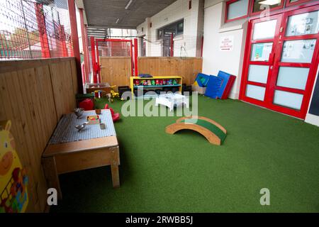 Kinderkrippe-Szene für Kinder im Grundschulalter mit vielen Aktivitäten für Kinder. Stockfoto