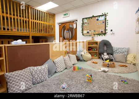 Kinderkrippe-Szene für Kinder im Grundschulalter mit vielen Aktivitäten für Kinder. Stockfoto