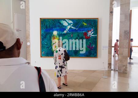 Touristen/Besucher sehen Marc Chagalls Gemälde „Adam et ère Chassés du Paradis“ im Musée National Marc Chagal. Schön. Frankreich. (135) Stockfoto