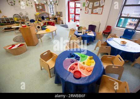 Kinderkrippe-Szene für Kinder im Grundschulalter mit vielen Aktivitäten für Kinder. Stockfoto