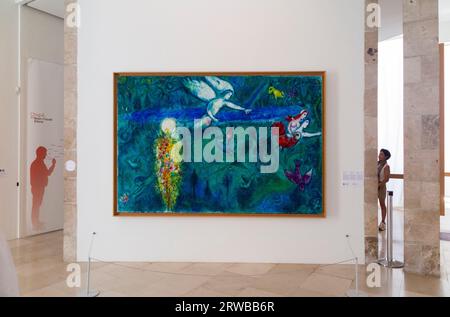 Touristen/Besucher sehen Marc Chagalls Gemälde „Adam et ère Chassés du Paradis“ im Musée National Marc Chagal. Schön. Frankreich. (135) Stockfoto