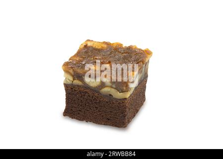 Hausgemachtes Toffy-Kuchen-Karamell mit Mandel und Cashewnuss auf isoliertem weißem Hintergrund mit Schneidepfad. Ein Stück Snickers-Kuchen im minimalistischen Stil. Toffy Stockfoto