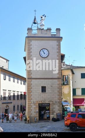 Ein Uhrturm im mittelalterlichen Viertel Montepulciano, einem Dorf in der Toskana. Stockfoto