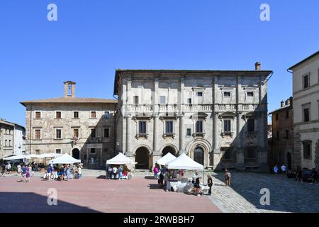 Touristen auf dem zentralen Platz von Montepulciano, einem mittelalterlichen Dorf in der Toskana, Italien. Stockfoto