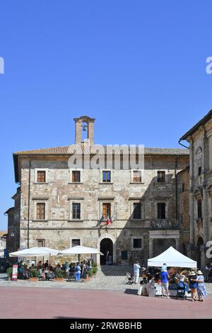 Touristen auf dem zentralen Platz von Montepulciano, einem mittelalterlichen Dorf in der Toskana, Italien. Stockfoto