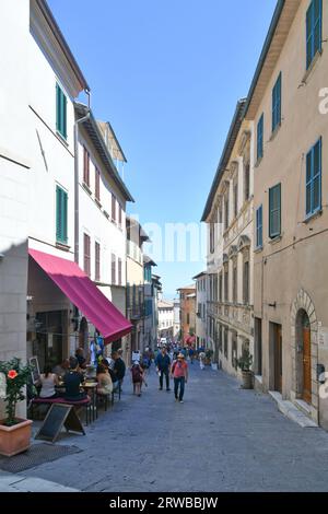 Eine Straße zwischen den Häusern des mittelalterlichen Dorfes Montepulcianoa in der Toskana, Italien. Stockfoto