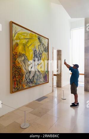 Touristen / Besucher sehen Marc Chagall, 'Mose recevant les tables de la loi' (Moses erhält die Tabletten des Gesetzes) 1960-1966 Gemälde im Musée National Marc Chagall. Schön. Frankreich (135) Stockfoto