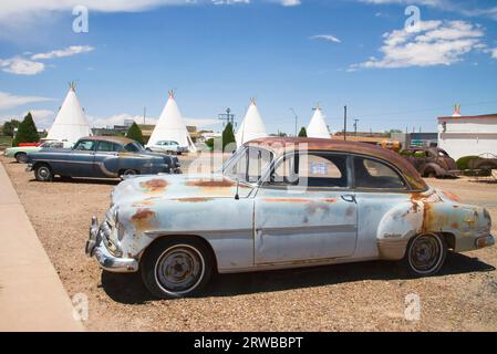 amerikanische Oldtimer parkten vor dem Wigwam-Motel in holbrook, arizona, auf der Route 66 Stockfoto