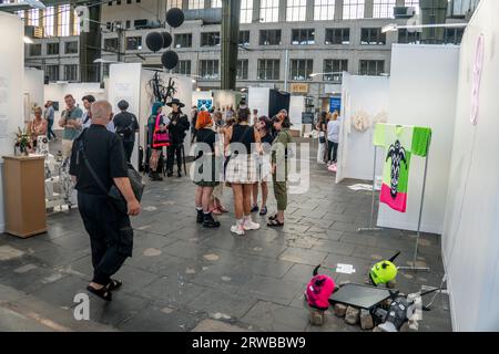 POSITIONEN , Berlin Art Week , Positionen Kunstmesse, Hangar 6 , 100 Gallerien aus 20 Länder, zeitgenössische und moderne Kunst, Berlin-Tempelhof, Po Stockfoto