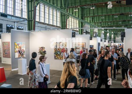 POSITIONEN , Berlin Art Week , Positionen Kunstmesse, Hangar 6 , 100 Gallerien aus 20 Länder, zeitgenössische und moderne Kunst, Berlin-Tempelhof, Po Stockfoto