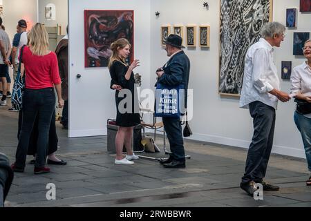 POSITIONEN , Berlin Art Week , Positionen Kunstmesse, Hangar 6 , 100 Gallerien aus 20 Länder, zeitgenössische und moderne Kunst, Berlin-Tempelhof, Po Stockfoto