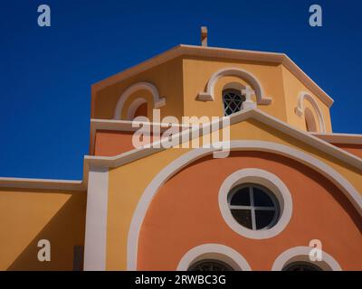 Symi Island, Griechenland. Griechenland Inseln Urlaub von Rhodos in der Ägäis. Bunte neoklassizistische griechisch-orthodoxe Kirche St. George in Pedi Stockfoto