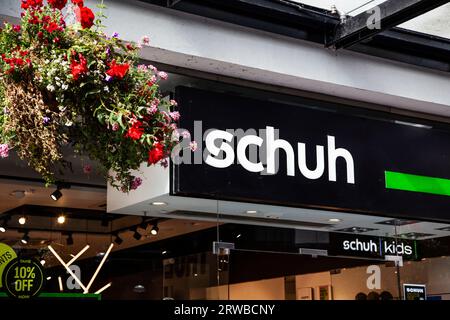 Schuhladen-Schild auf der Vorderseite in Princesshay Exeter Stockfoto