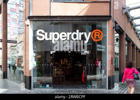 Superdry vor dem Geschäft im Princesshay Einkaufsviertel in Exeter Stockfoto