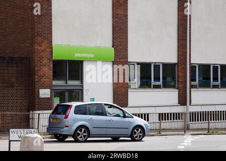 Jobcenter mit grünem Schild in Exeter, Devon, Großbritannien Stockfoto