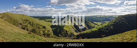 Panoramablick auf Dovedale mit Blick auf Thorpe Cloud und die Steppsteine über dem River Dove, Peak District National Park, Derbyshire, England Stockfoto