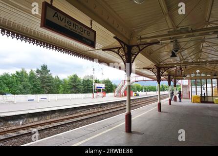 Reisende warten am Bahnhof Aviemore auf den nächsten Zug. Die Stadt Aviemore liegt im Cairngorms National Park, in den Scottish Highlands. Stockfoto