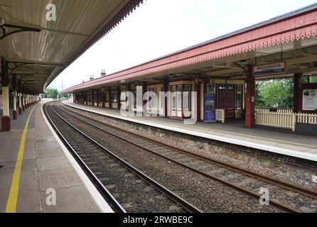 Blick auf leere Bahngleise, die durch den Bahnhof Aviemore führen, der sich in der Nähe des Cairngorms National Park in den schottischen Highlands befindet. Stockfoto