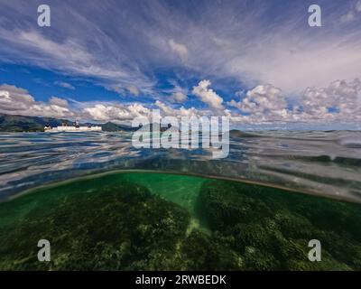 Over Under Shot Kaneohe Bay Sandbar, Oahu, Hawaii Stockfoto