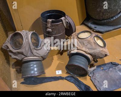 Beatmungsgeräte aus dem Ersten Weltkrieg und Blech im Royal Engineers Museum in Gillingham, Kent, Großbritannien. Stockfoto