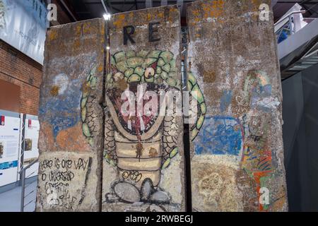 Drei graffierte Abschnitte der Berliner Mauer im Royal Engineers Museum in Gillingham, Kent, Großbritannien. Stockfoto