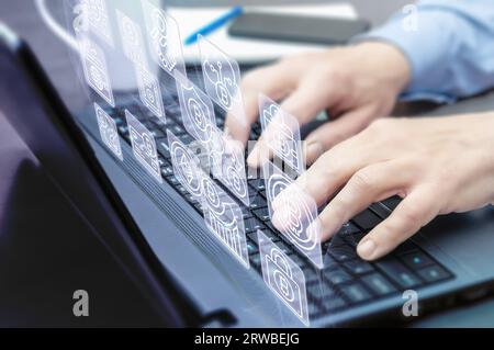 Nahaufnahme der Hände eines Mannes auf einer Laptop-Tastatur und einem virtuellen Bildschirm mit Bitcoin- und Kryptowährungssymbolen. Konzept des Kryptowährungsmarktes. Stockfoto