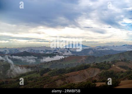 mattina nebbiosa sulle colline del Montefeltro Stockfoto