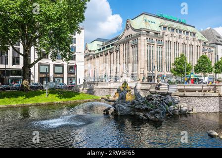 Düsseldorf, Deutschland - 2. Juni 2022: Außenansicht des Tritonenbrunnen Brunnens und der schönen Ufergegend an der Königsallee, der berühmten Einkaufsstraße, und Stockfoto