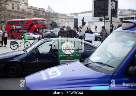 Piers Corbyn, Bruder von Jeremy Corbyn, wird während eines Protestes gegen die Erweiterung der Londoner Ultra-Low Emission Zone (ULEZ) in London gesehen. Stockfoto